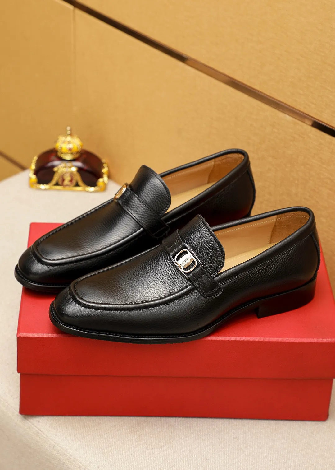 Men's shoes 💰460 💐 Product trademark: Ferragamo "Ferragamo" casual leather shoes Regular size: 38-44 (45.46🉑️customized) Product materials: Selected imported first-layer pebbled cowhide leather upper + luxury hardware buckle, imported water-dyed cowhide leather lining. Strong three-dimensional visual effect, original outsole color: 2⃣️seed leather materials optional